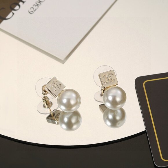 Chanel pearl earrings - Picture 2 of 6